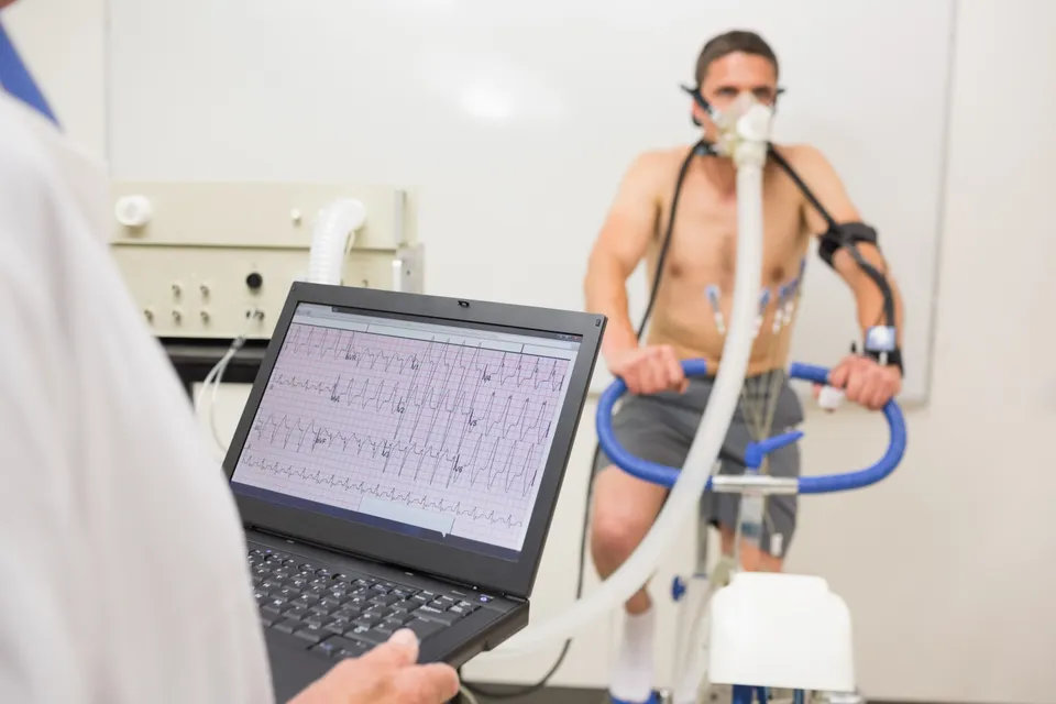 Športovec počas spiroergometrického vyšetrenia na bicyklovom ergometri