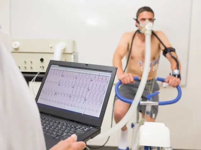 Športovec počas spiroergometrického vyšetrenia na bicyklovom ergometri